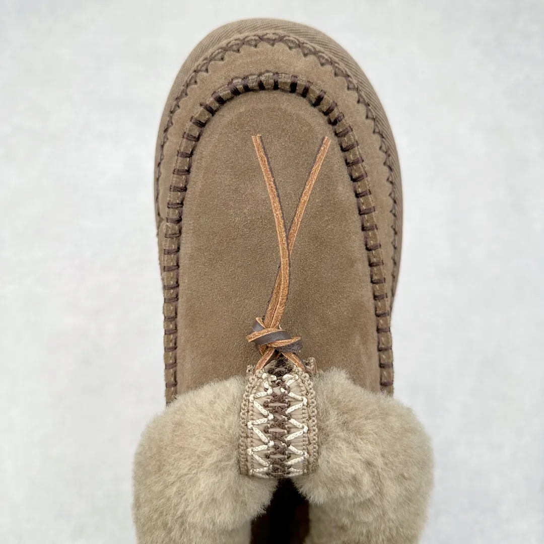 Pick up locally💰560 UGG 8258 Alpine shallow mouth autumn and winter sheep fur integrated snow boots. All shoes are made of ZP same factory. Longfeng A-grade Australian imported sheep fur integrated brand OEM production line. Fully follow the ZP process. Original pattern maker of the OEM. Adhering to the principle of no original shoes and no development selection. Pay attention to every detail. The most authentic version on the market TREADLITE "Light Wing" technology outsole Lightweight/durable/flexible/pile size: 35 36 37 38 39 40 Coding: by2936090